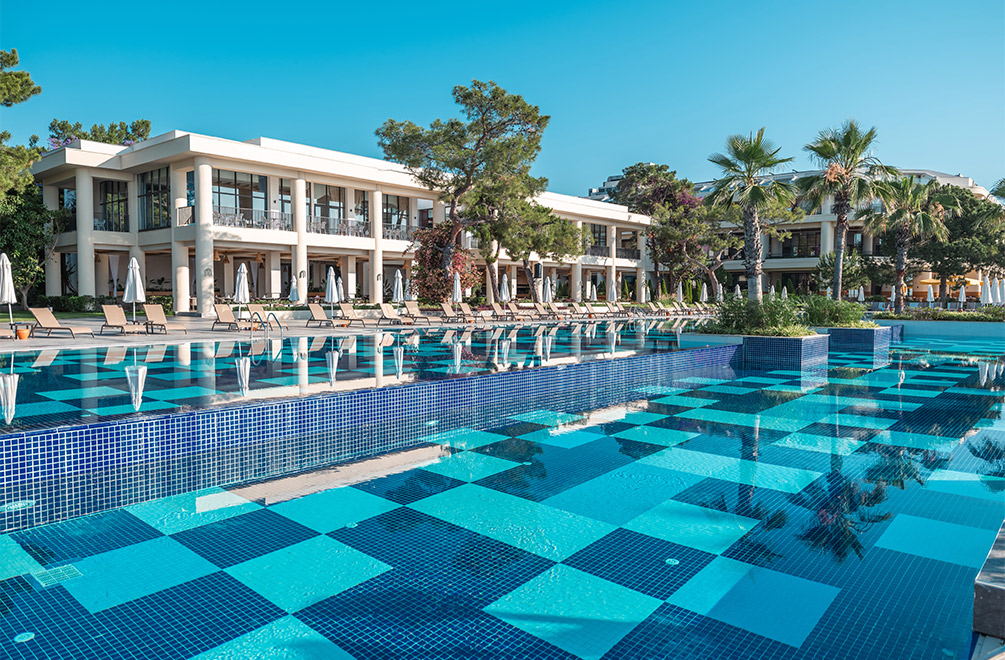 <p>At the center of nature, rejuvenate in an endless blue!</p>