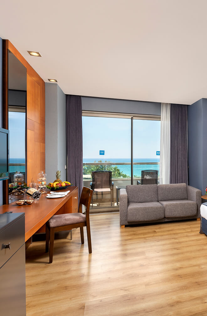 <p>Deluxe Rooms elevate the holiday concept to a more profound and tranquil level by bringing the endless blue of the Mediterranean to your accommodation with contemporary elegance.</p>