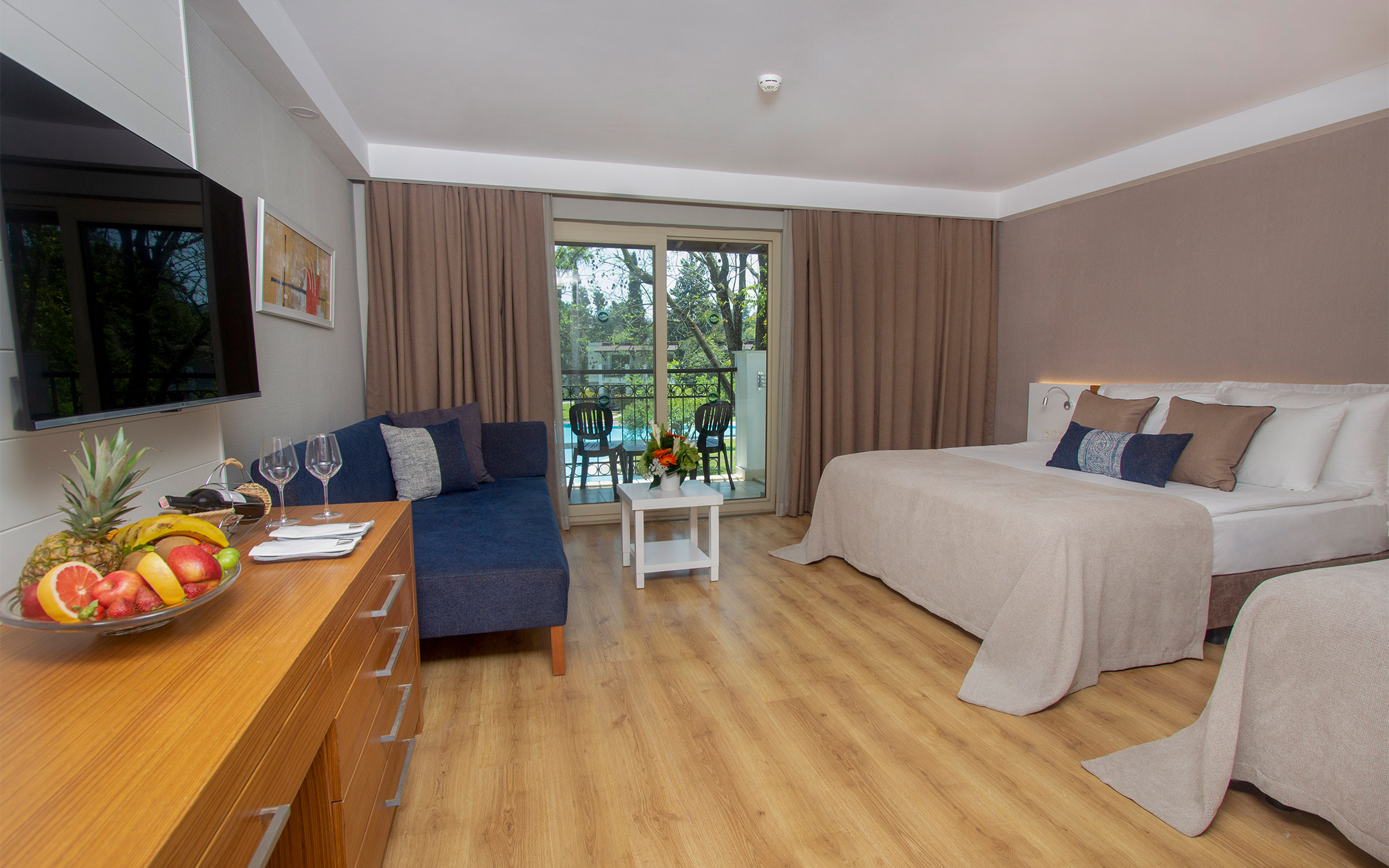 <p>Deluxe Superior Room</p>