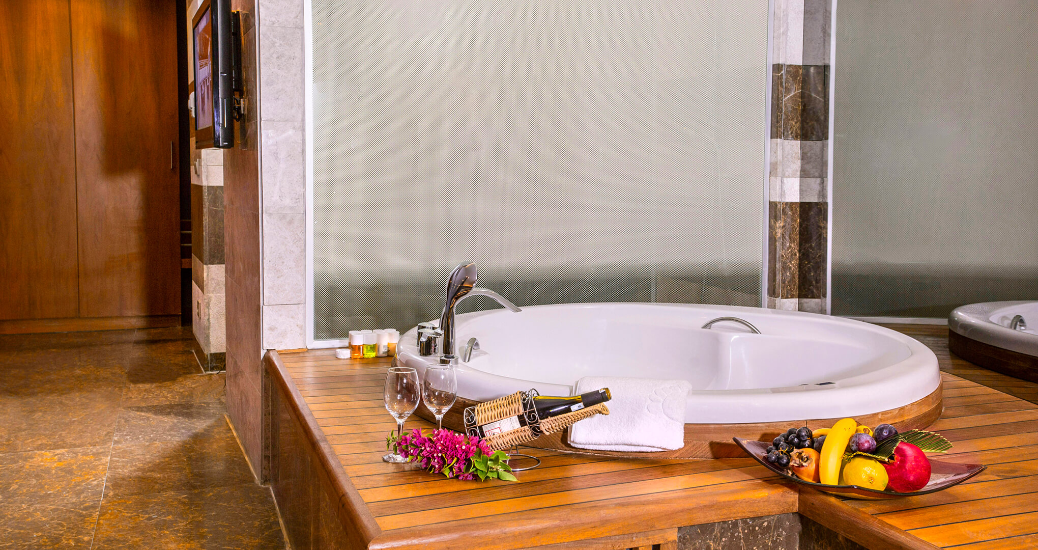 sherwood-hotels-tui-belek-konaklama-deluxe-jacuzz-galeri.jpg