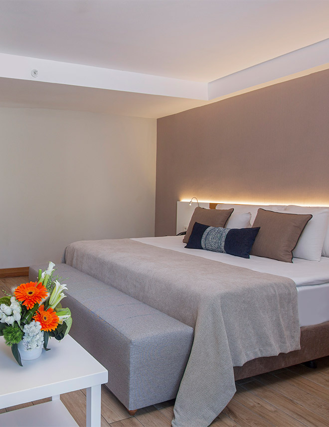 Havuz manzaralı bir konaklama deneyimi ve suyun dinginliği odanızın ferah atmosferinde hayat bulur.