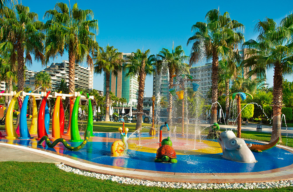 <p>Der Splash-Kinderwasserpark bietet eine dynamische Erlebniswelt, die Kinder mit Wasserspielen, Fontänen und vielen weiteren Attraktionen zum Entdecken, Spielen und Bewegen einlädt.</p>