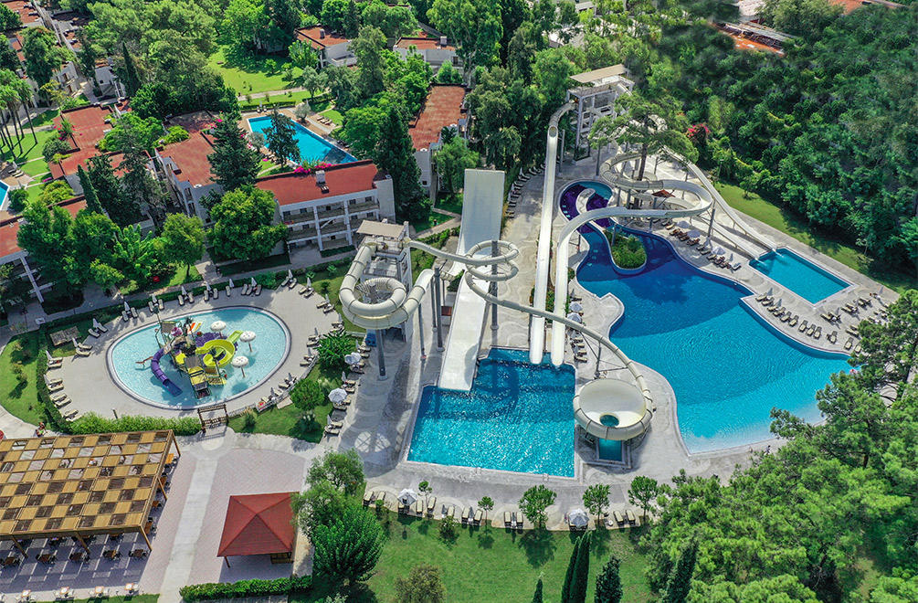 Adrenalin ve neşenin doruk noktası olan Splash Aquapark, her yaşa hitap eden devasa dünyasıyla tatilinize sınırsız bir heyecan katar.