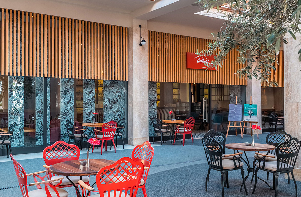 <p>A Warm and Inviting Bar Experience from Day to Night</p>