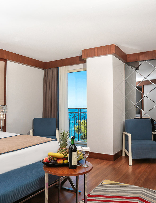 <p>Through the distinctive view of the corner site, the infinite blue of the Mediterranean and the peace of the pool provide an aesthetic touch to every moment.</p>