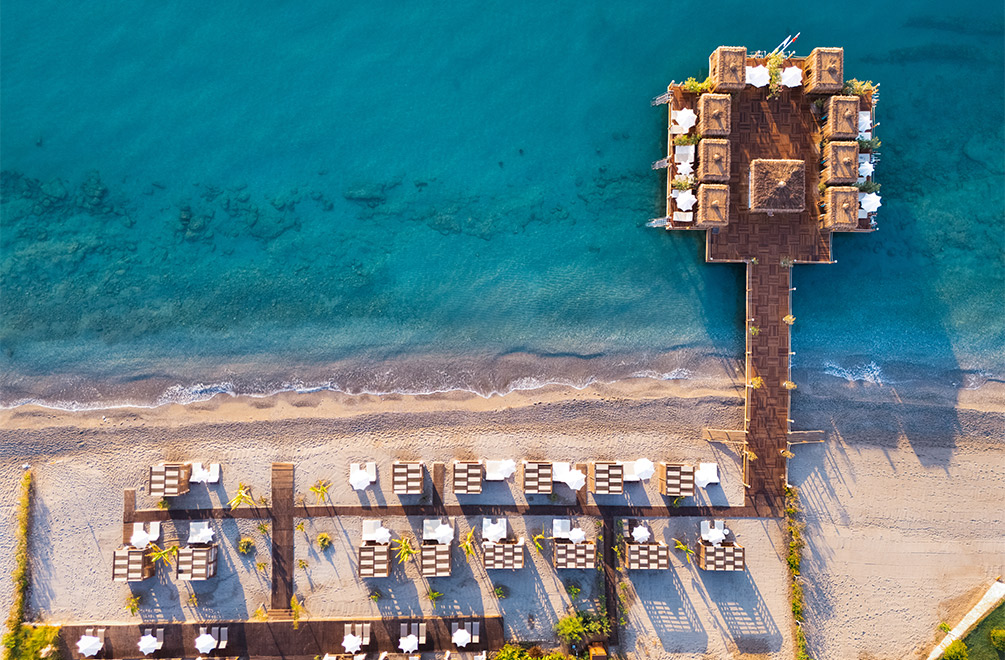 Plajın dinginliğiyle güne eşlik eden, unutulmaz ve huzur dolu anlar sizi bekliyor.