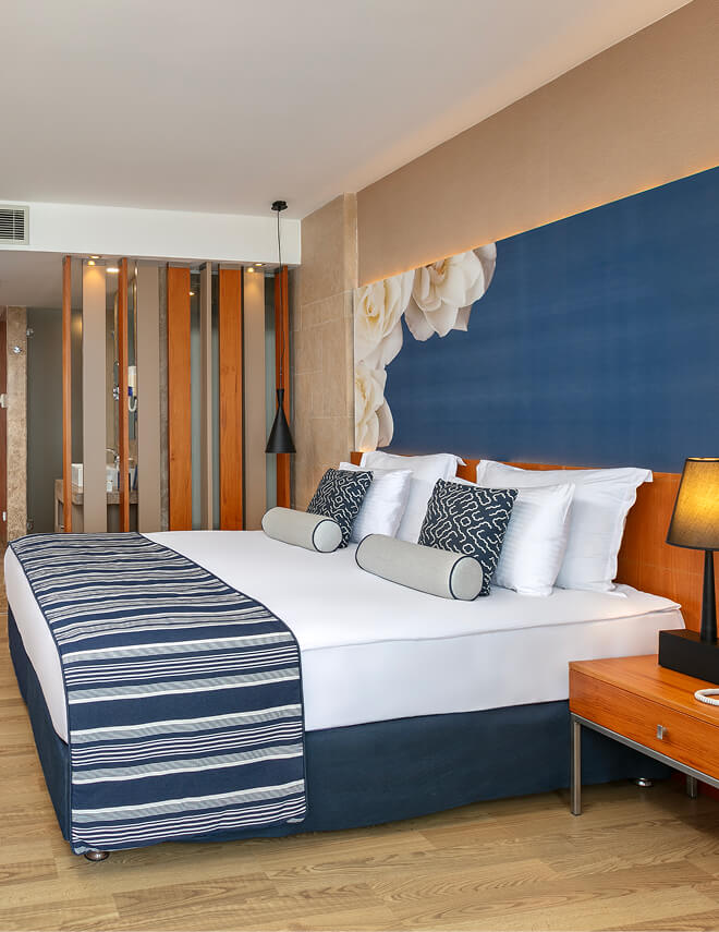 <p>Adult guests can find a leisure room that redefines tranquility in Standard Rooms, which combine comfort and contemporary elements.</p>