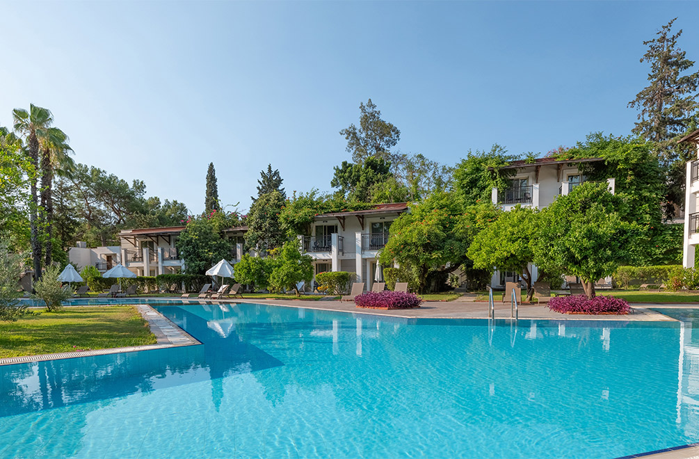 Akdeniz’in sonsuz maviliğini her kulaçta yeniden keşfettiren havuzlar, suyun ferahlatıcı gücünü ruhunuzla buluşturur.