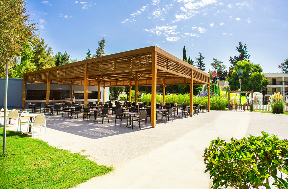 <p>A Comfortable and Refreshing Bar Experience for All Ages</p>