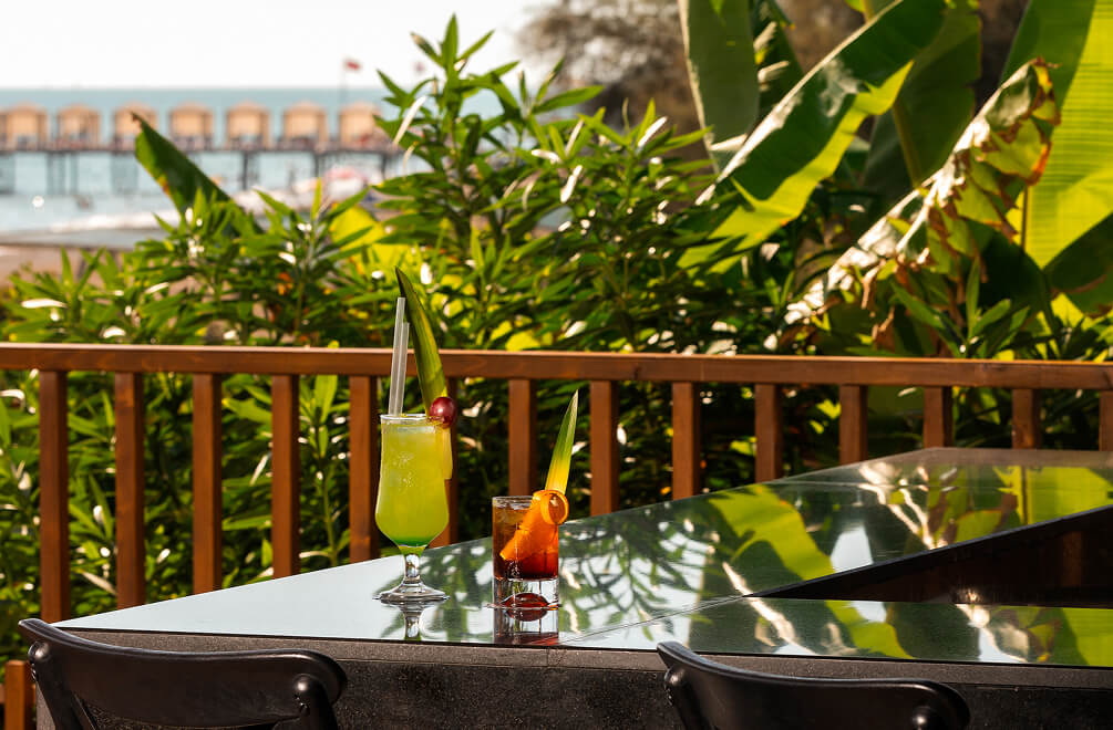<p>Refreshing Cocktails at Sunset</p>