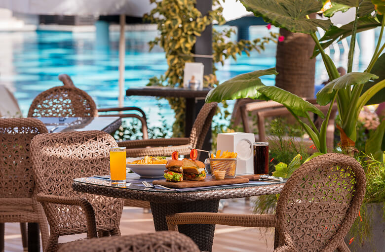 <p>Breezes Snack Restaurant</p>