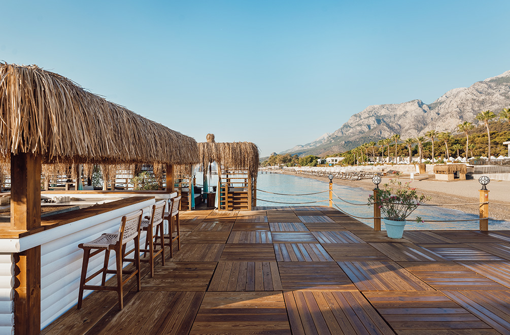 <p>In the limitless blue of the pier, Sunset Bar greets you with a cool Mediterranean air. With its classic architectural elements, this unique location, which is open from 10:00 to 18:00, is the epicenter of both amusement and peace. Its extensive menu, which offers both alcoholic and non-alcoholic beverage alternatives, caters to a wide range of palates.</p>