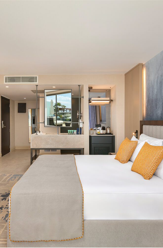 <p>The Mediterranean wind is present throughout the entire vacation in the Swim Up Room, where you can experience the freshness of the pool by simply walking from your room.</p>
