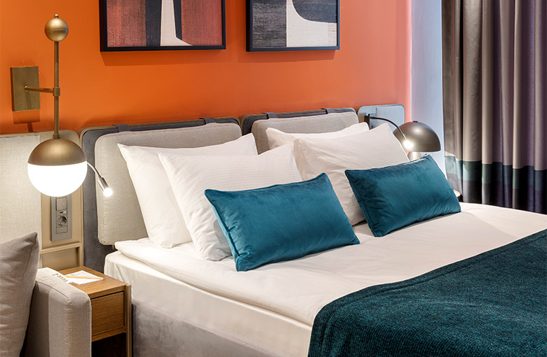 <p>1 çift kişilik yatak (french veya ikiz) ve konforlu sofa seçenekleriyle donatılan odalar, Antalya’nın taze havasını balkonunuza kadar taşır. </p>