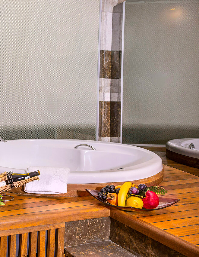 <p>A luxurious touch to your vacation is the Deluxe Room with Jacuzzi, where romance and tranquility meet the freshness of water.</p>