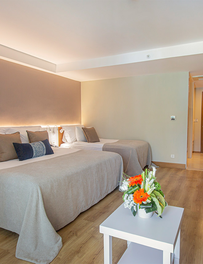 <p>Open the entrance to a vast realm created by the harmony of the pool's contemporary design and tranquil blue!</p>