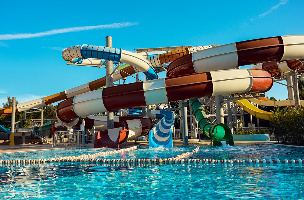 <p>Der Aquapark verwandelt sich mit seinem weitläufigen Design in das aufregendste Zentrum des Urlaubs für die ganze Familie.</p>
