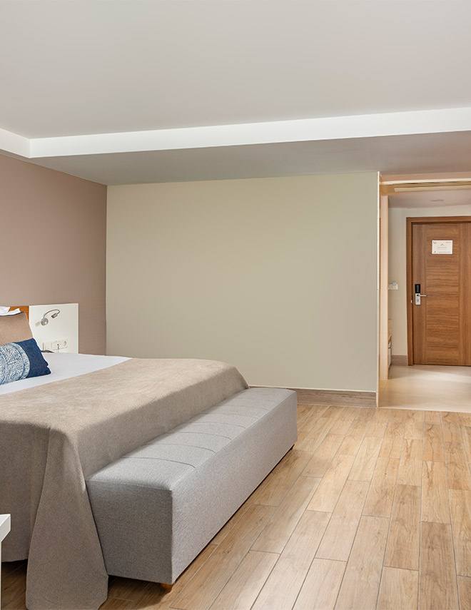 <p>Through doors that open to the blue, you can instantly access the tranquil touch of the pool and have a stay that is connected with the freshness of the water.</p>