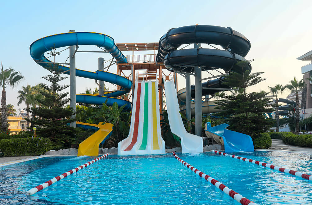 <p>Çocukların hayal dünyasını süsleyen Aqua Tower, güvenli ve eğlenceli bir atmosfer sunar. Renkli kaydıraklar ve heyecan verici su oyunlarıyla tatili minik misafirler için unutulmaz bir serüvene dönüştürür.</p>