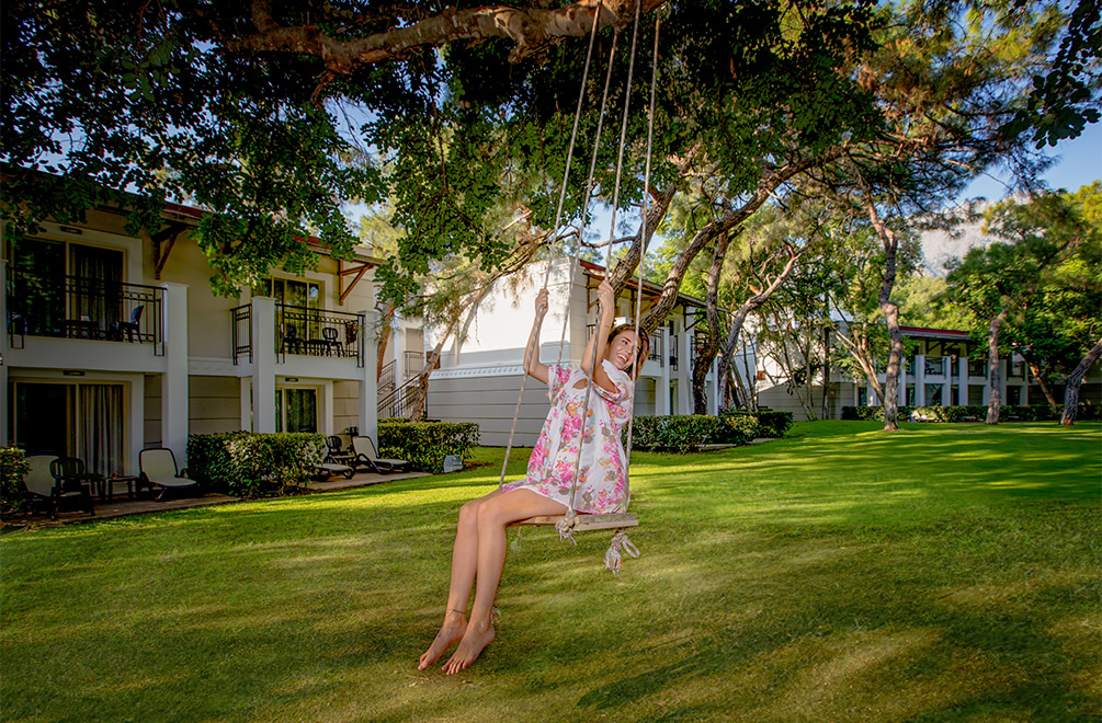 <p>Enjoy lively activities and happy moments all day long to maximize your holiday energy.</p>